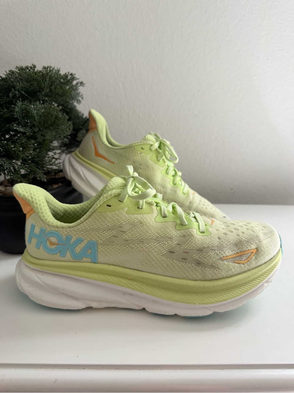 Hoka clifton 9 Women' size 7 Neon Yellow and Light Blue Running Shoes - Picture 2 of 10